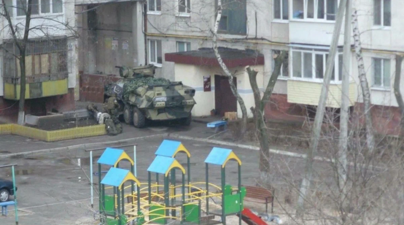 БТР-3 ВСУ Украины в жилой застройке города Изюм рядом с детской площадкой