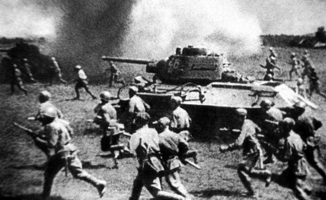 На фото: Курская битва. Наступление советских войск на «Огненной дуге», 1943 год. (Фото: ТАСС)