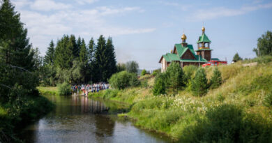 В Свердловской области на реке Чусовой в девятнадцатый раз состоялось традиционное массовое крещение