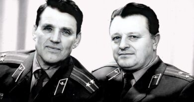 Фото: Будущий первый Герой Советского Союза Афганской войны, начальник КУОС полковник Григорий Бояринов (слева) с Борисом Васюковым